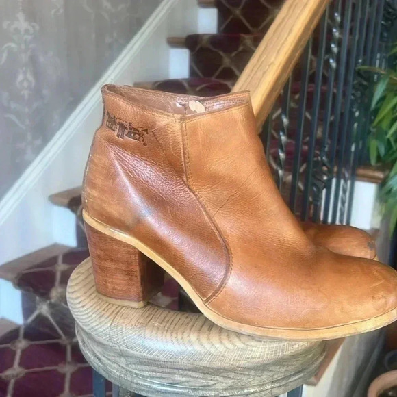 Levi’s ladies booties used good condition. Side zip. Side ze 10. Brown - Picture 15 of 15